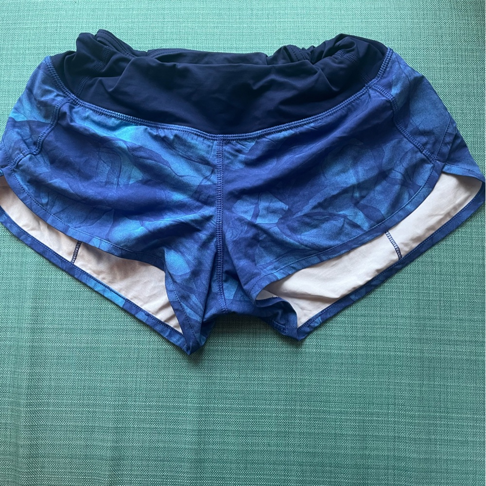 Lululemon speed-up shorts // Size 4 // Blue pattern // 2.5 Inch inseam